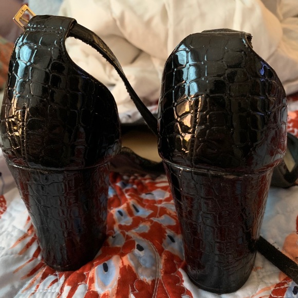 Ankle strap felt and pleather rounded toe pumps - Picture 4 of 5